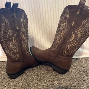 Coconuts 🥥 Brown boots size 10W Woman’s. 👢🤎